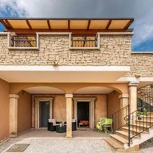 Bed & Breakfast Larcobaleno Di Chia Domus De Maria